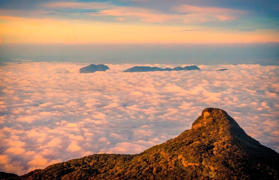 climbing-adams-peak-cloud-blanket-1